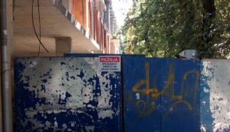 Neobeleženo gradilište na sredini Ulice braće Radić
