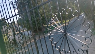 Zatvorena kapija Bajskog groblja pre 16 časova