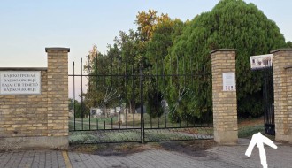 Zatvorena kapija Bajskog groblja pre 16 časova