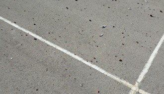 Staklo na terenu za fudbal u Aleksandrovu