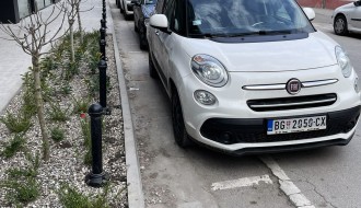 Oštećenja vozila u Ulici Vuka Karadžića