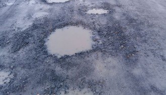 Udarne rupe na cementnoj stabilizaciji u ulici Ane Frank