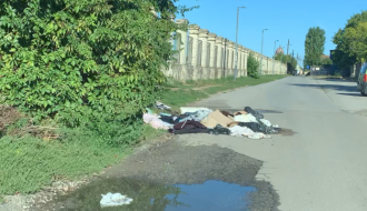 Nagomilano smeće kod auto praonice sa Somborskog puta u Mićurinovu