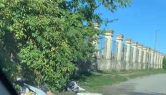 Nagomilano smeće kod auto praonice sa Somborskog puta u Mićurinovu