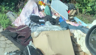 Nagomilano smeće kod auto praonice sa Somborskog puta u Mićurinovu