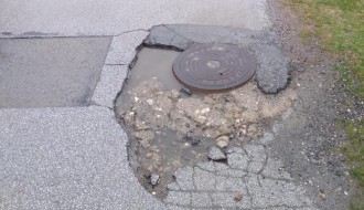 Udarna rupa oko šahte za kanalizaciju (Barska ulica)