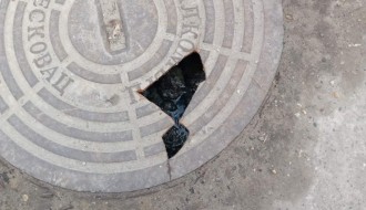 Poluotvorena septička rupa u centru sela