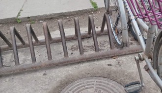 Poluotvorena septička rupa u centru sela