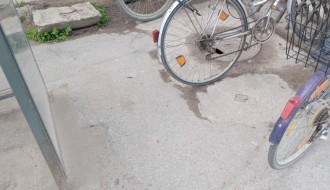 Poluotvorena septička rupa u centru sela