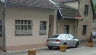 Žardinjera na 10 cm od puta u Tolstojevoj ulici