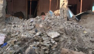 Urušena kuća u Ulici Atile Jožefa, nebezbedna po prolaznike, stvara se deponija