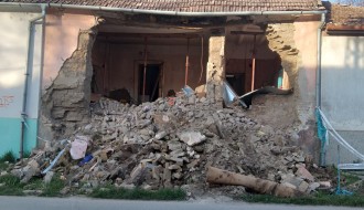 Urušena kuća u Ulici Atile Jožefa, nebezbedna po prolaznike, stvara se deponija