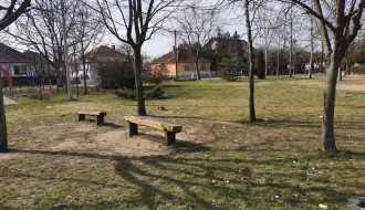 Neuredan park za decu u Aleksandrovu