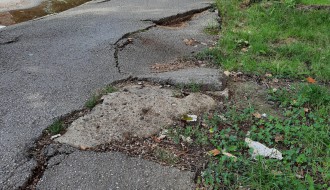 Problem s drvetom i trotoarom na raskrsnici ulica Čat Geze i Zetske