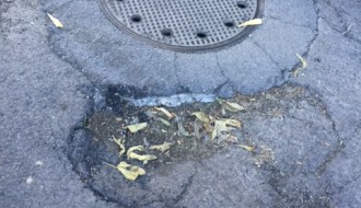 Očajan deo puta kod zgrada na Karađorđevom putu