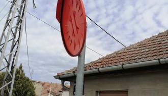 Saobraćajna ogledala na raskrsnici ulica Bore Stankovića i Vatroslava Lisinskog