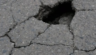 Urušavanje asfalta u ulici Mihajla Pupina (ispred broja 33)