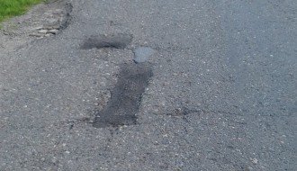 Udarne rupe na putu u ulici Starine Novaka