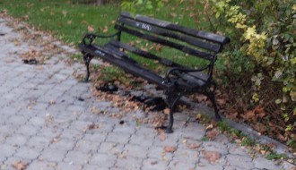 Uništavanje klupa na Radijalcu