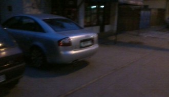 Vozila parkirana na biciklističkoj stazi (Pionir / 8. mart)