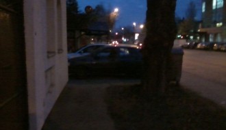 Vozila parkirana na biciklističkoj stazi (Pionir / 8. mart)