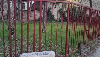 Strujna kutija slomljena, otvorena (kod OŠ "Jovan Jovanović Zmaj")