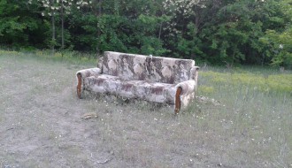 Kauč na mestu, gde mu mesto nije!