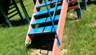 Huligani uništili dečje igralište u Keru i sportski teren u Aleksandrovu