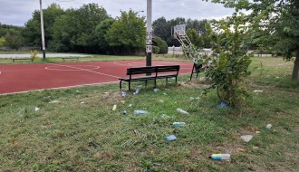 Razbacane plastične flaše oko terena za basket u Aleksandrovu