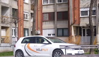 Bahato parkiranje ispred zgrade