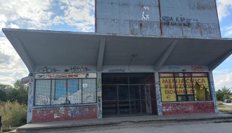 Autobusko stajalište u naselju Peščara izgleda kao utočište za narkomane