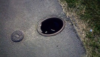 Nedostaje polopac na metalnom otvoru na ulici nedaleko od Palićkog jezera