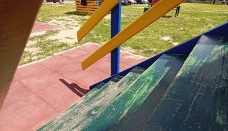 "Obnovljeno" dečije igralište na Prozivci i dalje nebezbedno