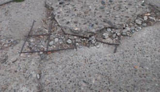 Oštećenje asfalta na parkingu (ulica Sekereš Lasla)