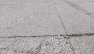 Oštećenje asfalta na parkingu (ulica Sekereš Lasla)