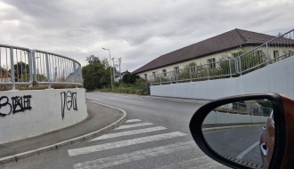 Loša preglednost na raskrsnica ispred podvožnjaka - izlaz iz Balkanske u Lošinjsku