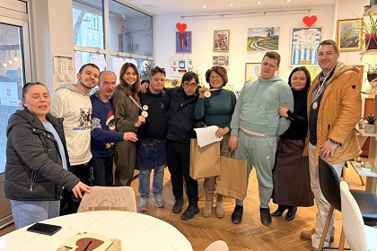 „Zimska pričoteka“ zagrejala srca: Mladi sa smetnjama u razvoju kroz radionicu stvarali svoja mala remek dela