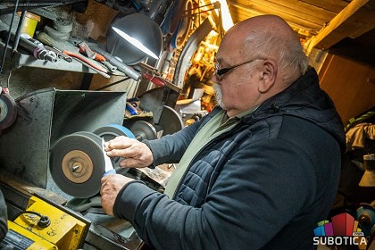 Poslednji oštrač starog kova u gradu: zanat majstora Lasla Vojnića polako odlazi u istoriju