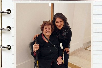 U 93. godini kročila pred novu pozorišnu scenu: učiteljica Zora emotivna na susretu sa bivšim učenicima, ispratlla "Sabirni centar"