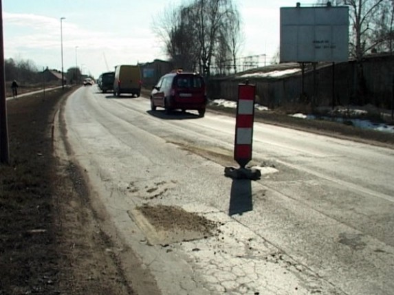 Počelo krpljenje rupa po putevima