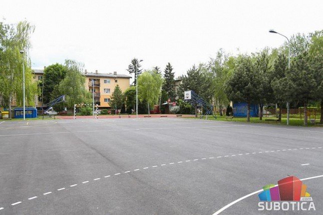 OŠ "10. oktobar" dobila novi sportski teren