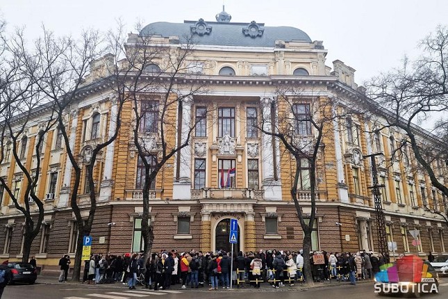 Oko podneva planirana blokada ulica kod kružnog toka pored Gimnazije