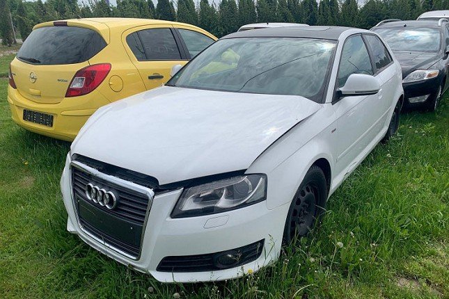 Veći broj neocarinjenih automobila i kamion protivpravno smešteni izvan carinskog skladišta