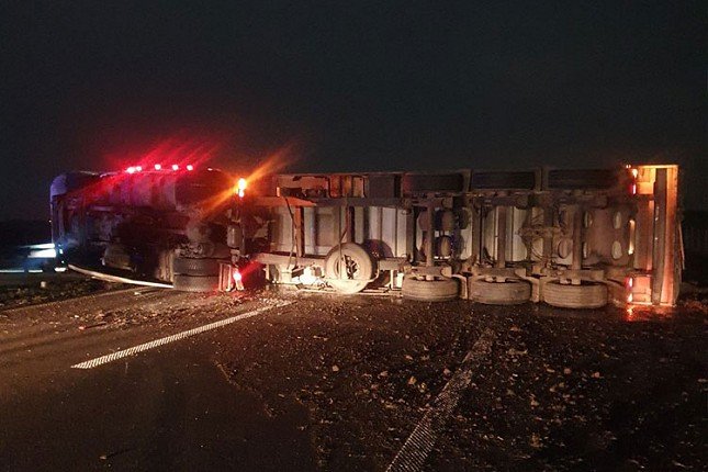 Prevrnuo se kamion na auto-putu kod Bačke Topole, saobraćaj bio u prekidu više od četiri časa