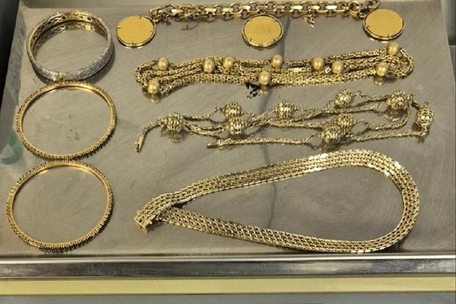 Zlatni nakit skriven u naslonu za ruke