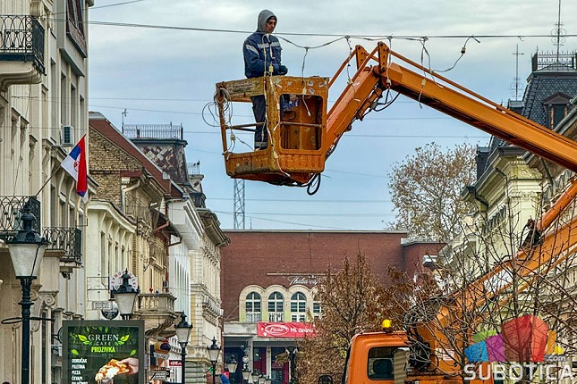 Novogodišnja dekoracija od 1. decembra: atraktivni detalji u centru i prigradskim naseljima