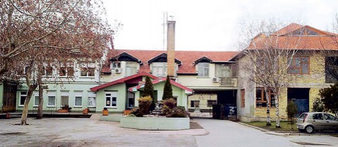 Umesto u bazenu, plivaju u dugovima