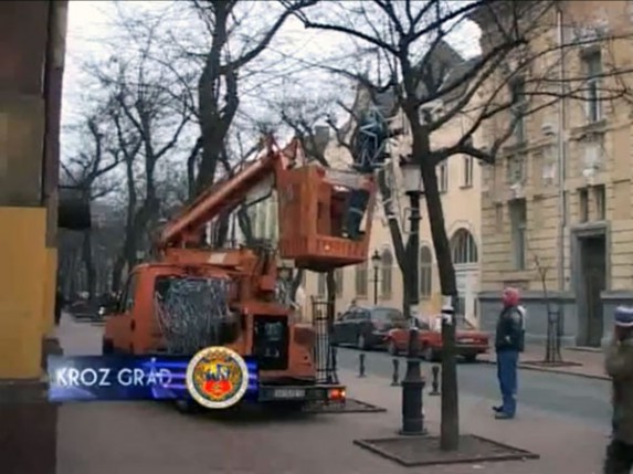 Počelo novogodišnje kićenje grada