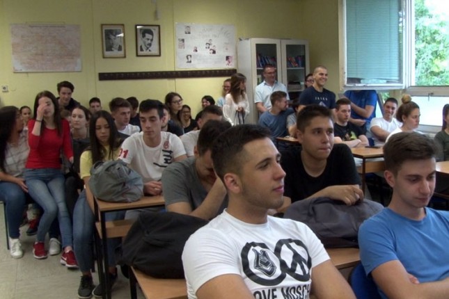 Policijski službenici održali predavanje maturantima
