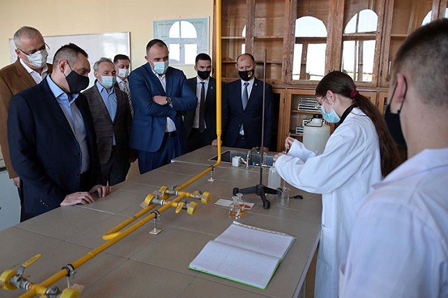 Ministar policije posetio buduće forenzičare u Hemijsko-tehnološkoj školi